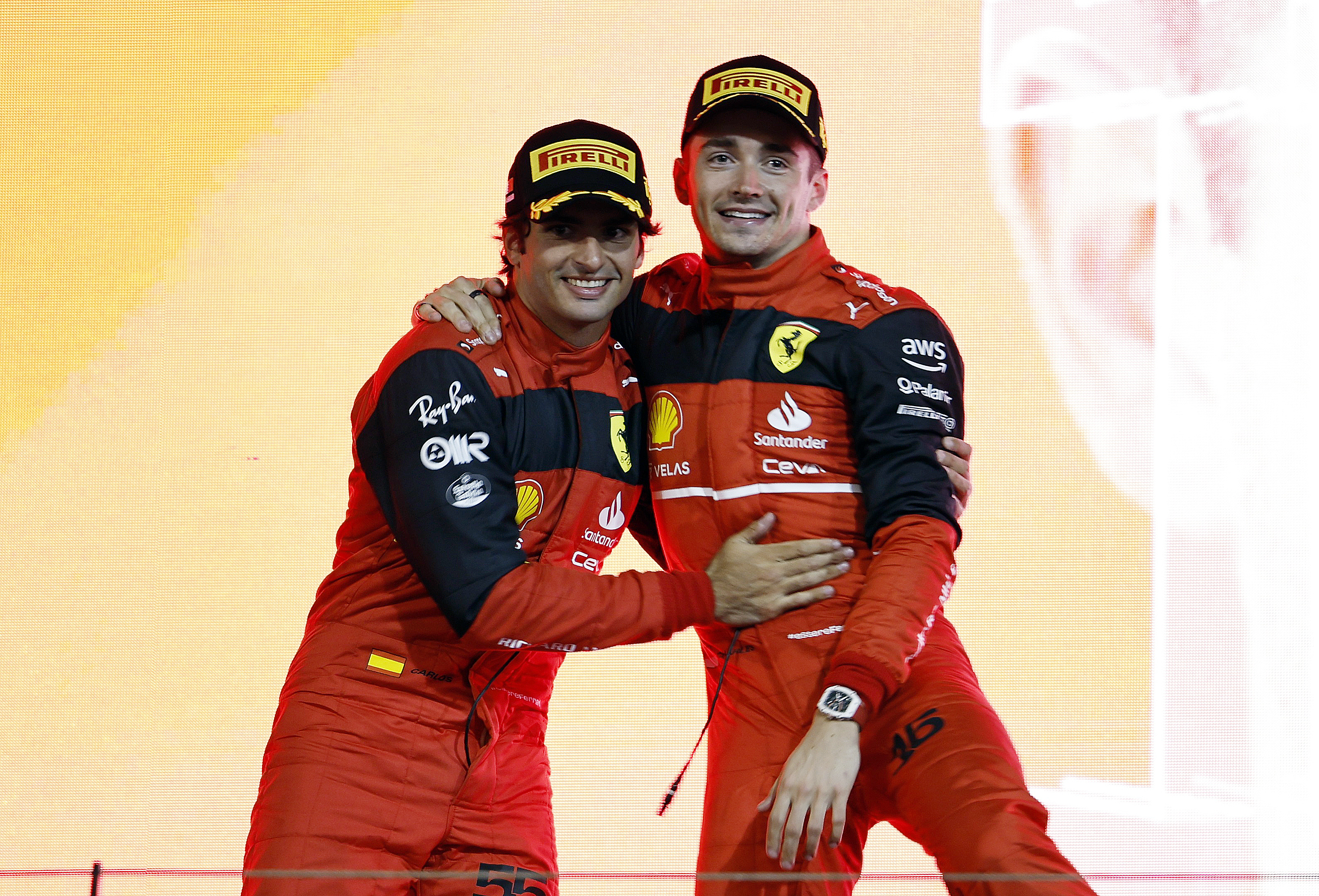 塞恩斯和查尔斯勒克莱尔在 2022 年巴林大奖赛后登上领奖台